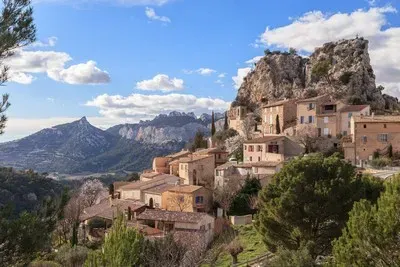 image de village de provence